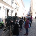 ФОТО И ВИДЕО | Украинские женщины плетут маскировочные сетки перед посольством РФ в Таллинне