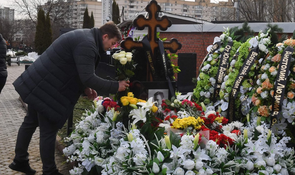 Скорбящие посещают могилу покойного российского оппозиционера Алексея Навального на Борисовском кладбище в Москве 26 марта 2024 года.