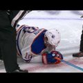 ВИДЕО: Как такое возможно? Судья НХЛ травмировал российского форварда