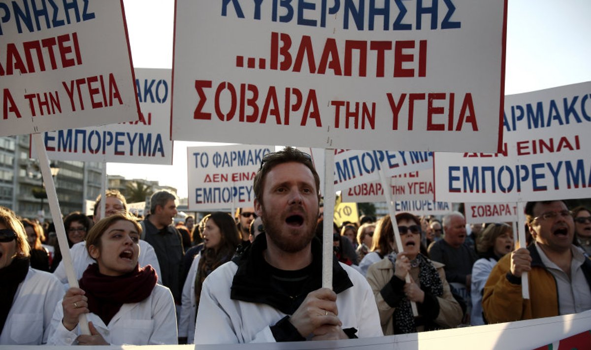 Apteekrid nõudsid Kreeka parlamendi ees monopoli hävitava seaduseelnõu peatamist (ülal), aga EL-i rahandusministrite kohtumispaiga juurde ei lastud kedagi. 