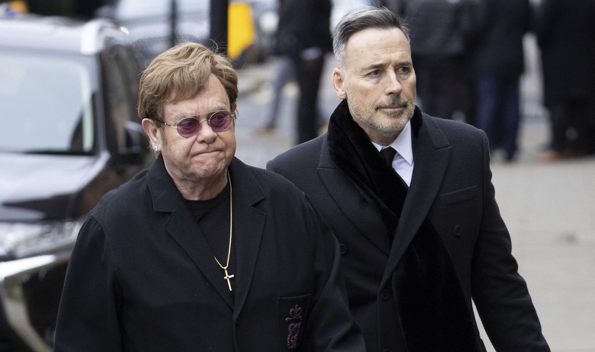 Elton John ja tema elukaaslane David Furnish matustel.
