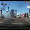 PARDAKAAMERA VIDEO | Kiievis pääseb auto napilt halvimast, kui taevast sajab allatulistatud raketi tükke