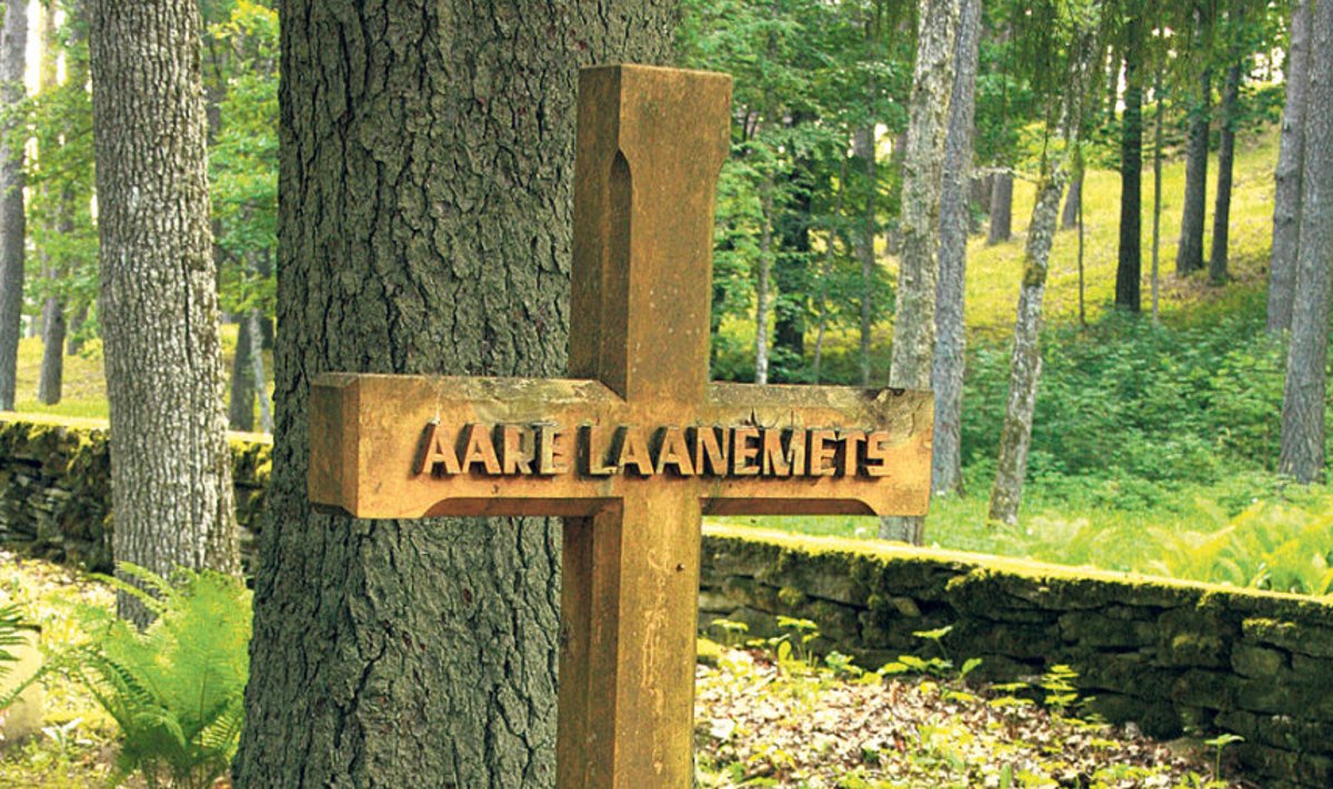 Näitleja Aare Laanemets  sängitati Kullamaa  surnuaiale 2000. aastal.