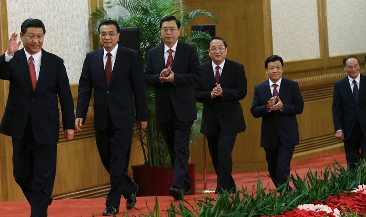 Ilmselt tähtsuse järjekorras astus avalikkuse ette uus juhtkond: Xi Jinping, Li Keqiang, Zhang Dejiang, Yu ZhAengsheng, Liu Yunshan, Wang Qishan ja Zhang Gaoli (vasakult paremale).
