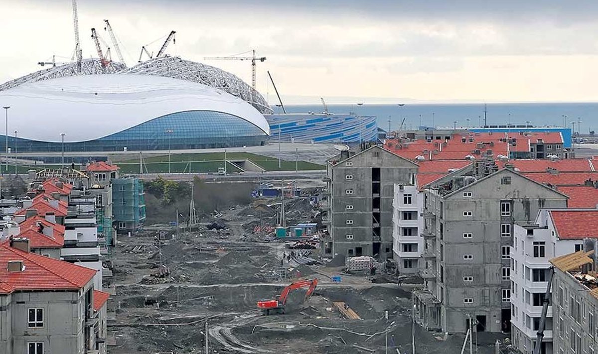 Praegu näeb suur osa Sotšit välja nagu üks suur ehitusplats. Eespool käib olümpiaküla ehitus, taamal on olümpiastaadion.