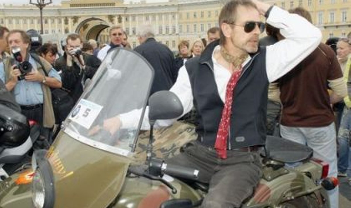 Jeremy Irons Peterburis mootorratta IMZ-Urali sadulas