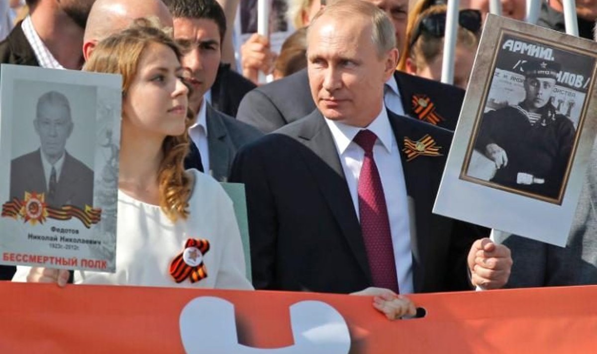 Владимир Путин участвует в шествии „бессмертного полка“