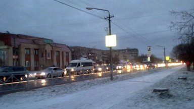 ФОТО читателя Delfi: В Ивангороде образовалась длинная очередь из спешащих в Эстонию туристов