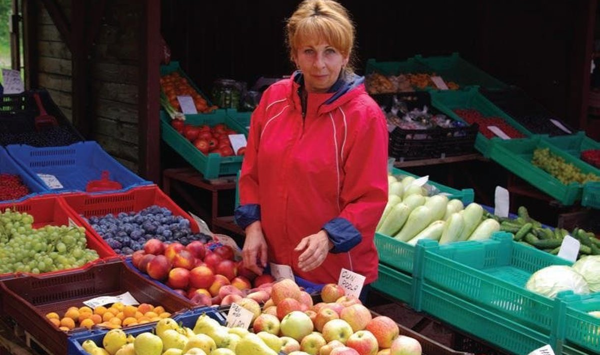 Puu- ja köögiviljade müüja Nadežda on Keila turul seda tööd teinud kolm aastat. Fotod: Agu Veetamm