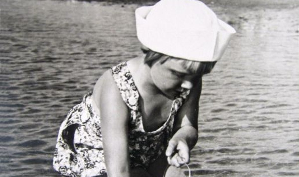 SUVEIDÜLL: Väike preili tunneb Pirita rannas veest ja päikesest täit rõõmu. Foto 1930. aastate keskelt.