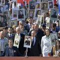 Путин с портретом воевавшего в Эстонии отца возглавил шествие ”Бессмертного полка” на Красной площади