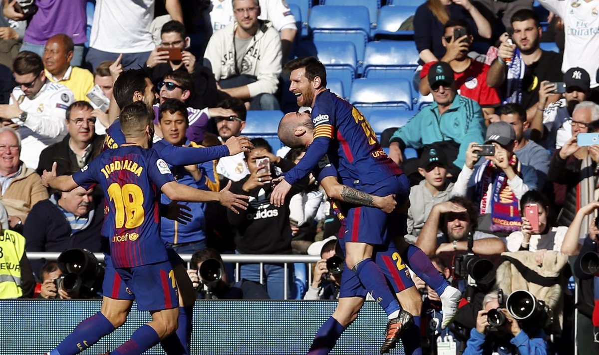 Lionel Messi ja Barcelona mängijad väravat tähistamas - Messi sealjuures vaid ühe saapaga!