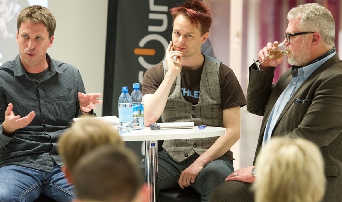 Vasakult: Tenshi Venturesi juht Edward Daly, PocketGameri ajakirjanik Jon Jordan ja Rootsi mänguguru Sten Selander
