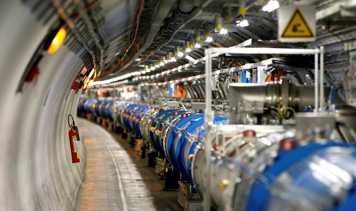 CERNi ilmselt tuntuim osa on Suur Hadronite Põrguti (LHC), mille abil otsitakse senitundmatuid osakesi.