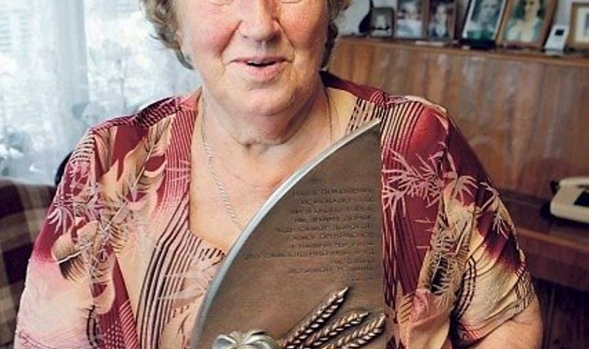 Erika Rõõmu auhinnakollektsiooni kuulub ka 1976. aastal saadud Paša Angelina nimeline auhind.  Paša Angelina oli NSV Liidu esimene naistraktorist, kelle kuulsus innustas paljusid tüdrukuid  traktoristiks hakkama.