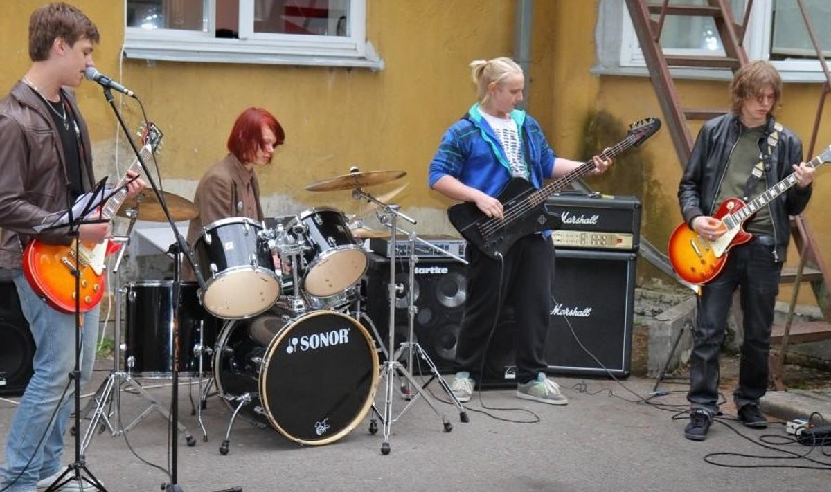 Nõmme noortemaja kitarri- ja trummiõpilastest moodustatud punt kevadisel aiapeol. Foto: Arne Kiin