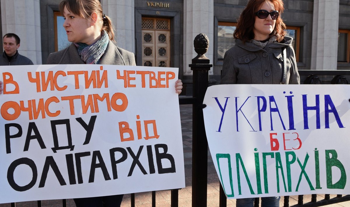 Ülemraada juures meelt avaldavad naised nõuavad, et Ukraina puhastataks oligarhidest.