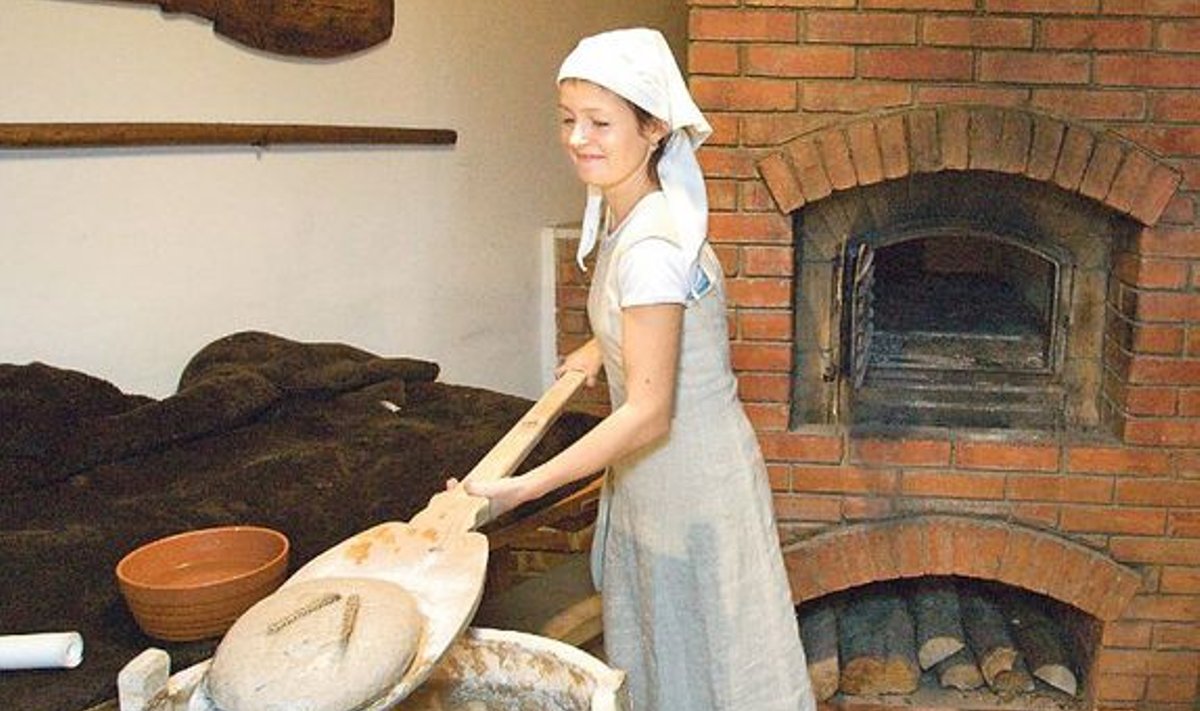 Kaire Ilula küpsetas lõikuspühal Eesti Põllumajandusmuuseumi leivatares kodumaisest uudseviljast leiba. 