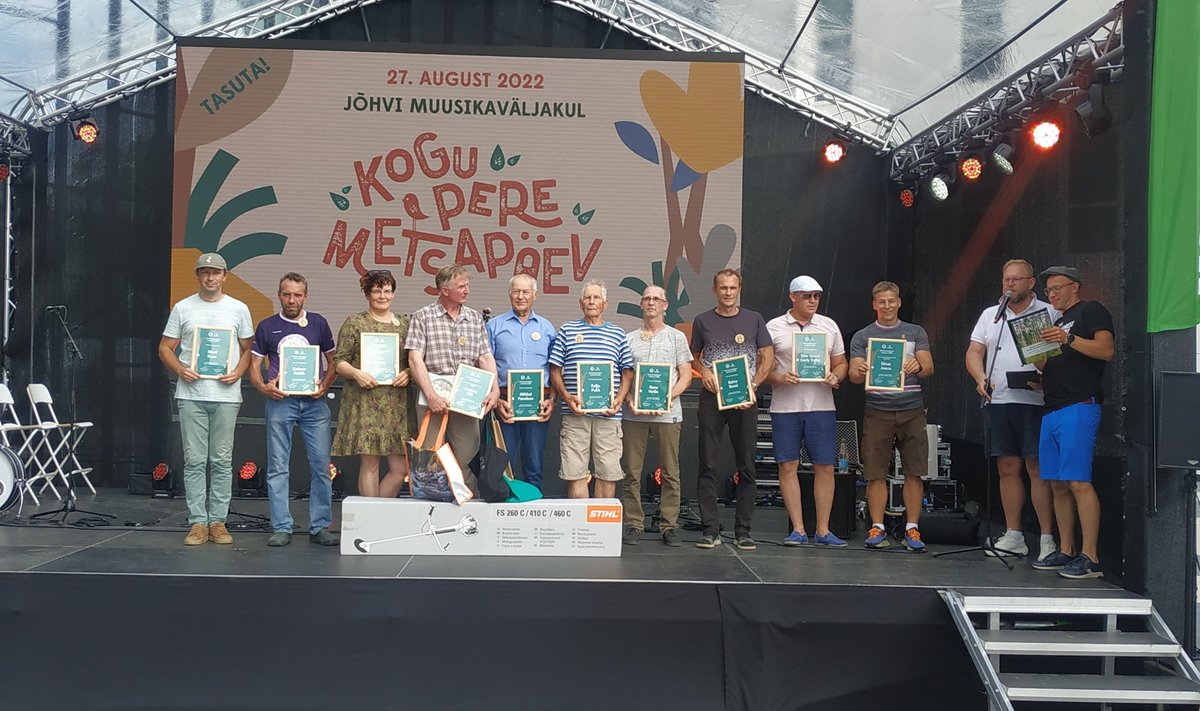 Parim metsamajandaja 2022 osalejad ja võitjad laval Kogu Pere Metsapäeval.