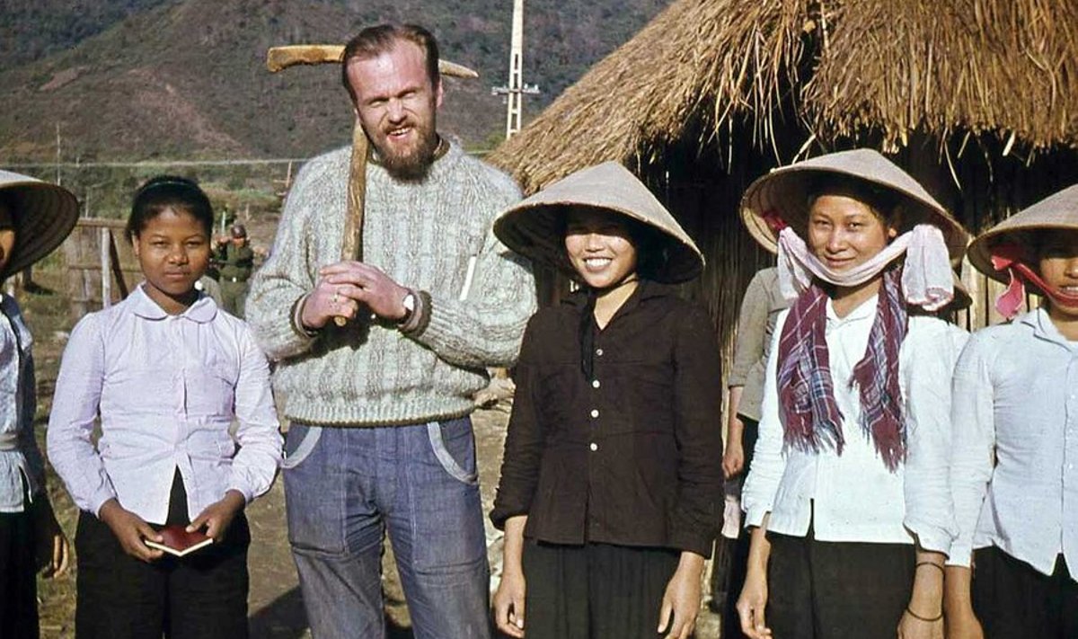 Suur valge mees: Jüri Arrak vietnamlannade keskel detsembris 1970. (erakogu)