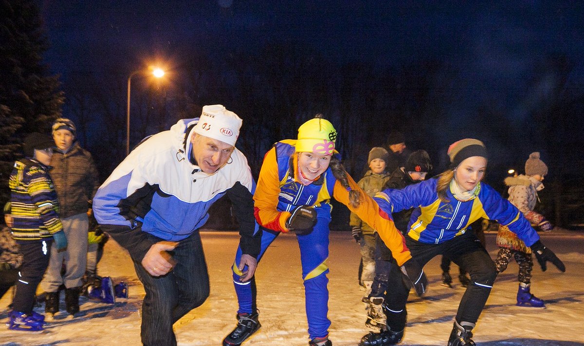 Adavere legendaarne uisuentusiast ja -treener Väino Treiman koos oma noorte õpilastega.