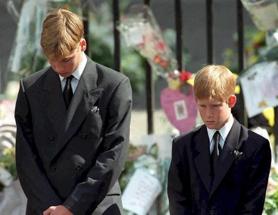Prints William ja prints Harry oma ema printsess Diana matustel aastal 1997