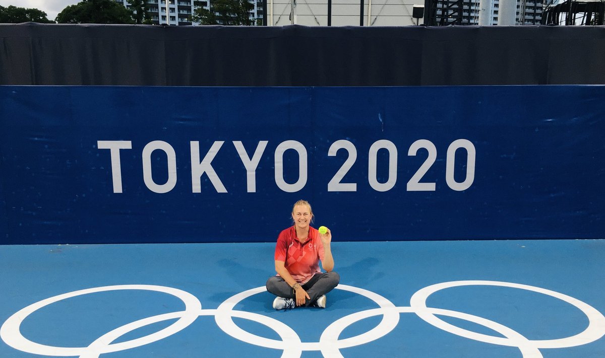 Kairi Karpa puhkehetkel Tokyo olümpia tenniseväljakul.