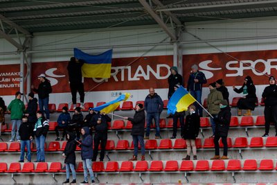 В субботу болельщики „Флоры“ размахивали украинскими флагами.