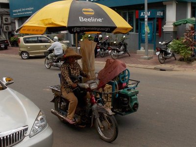 Tuktuk suhkruroopressiga, millega proua värkset mahla pressib otse tänaval.
