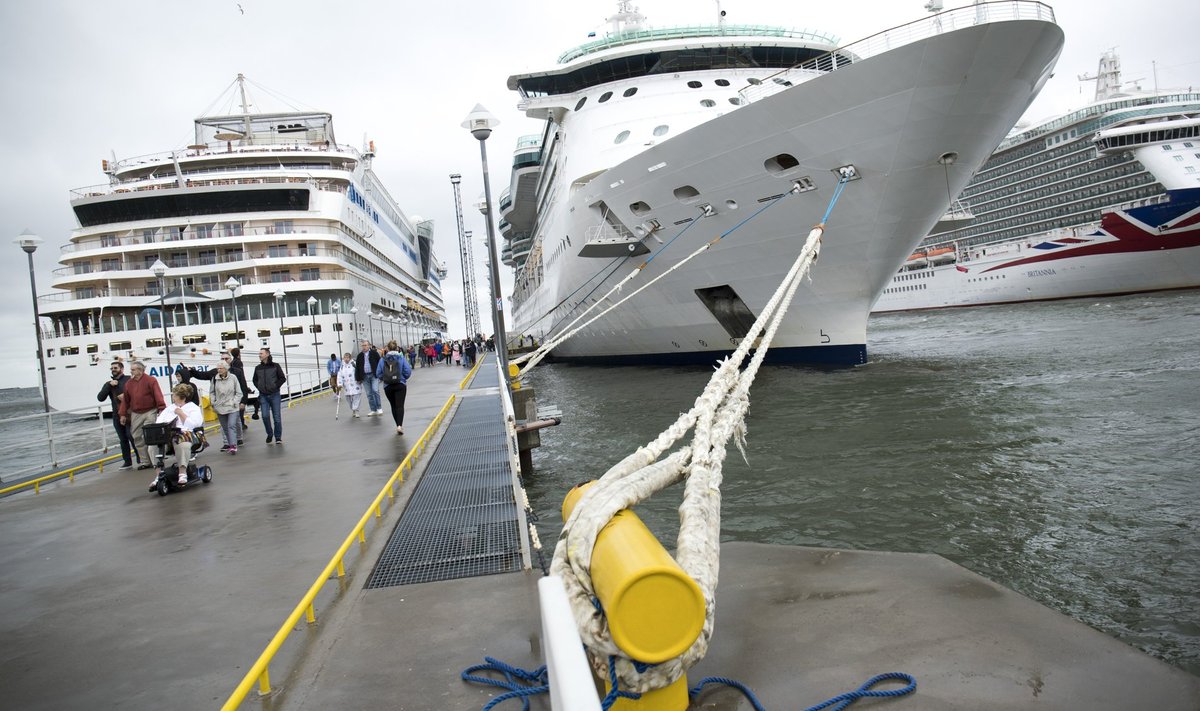 Huvireisijad suunduvad ekskursioonile. Vasakul ristluslaev AIDAmar, keskel Serenade of the Seas ja paremal Britannia.