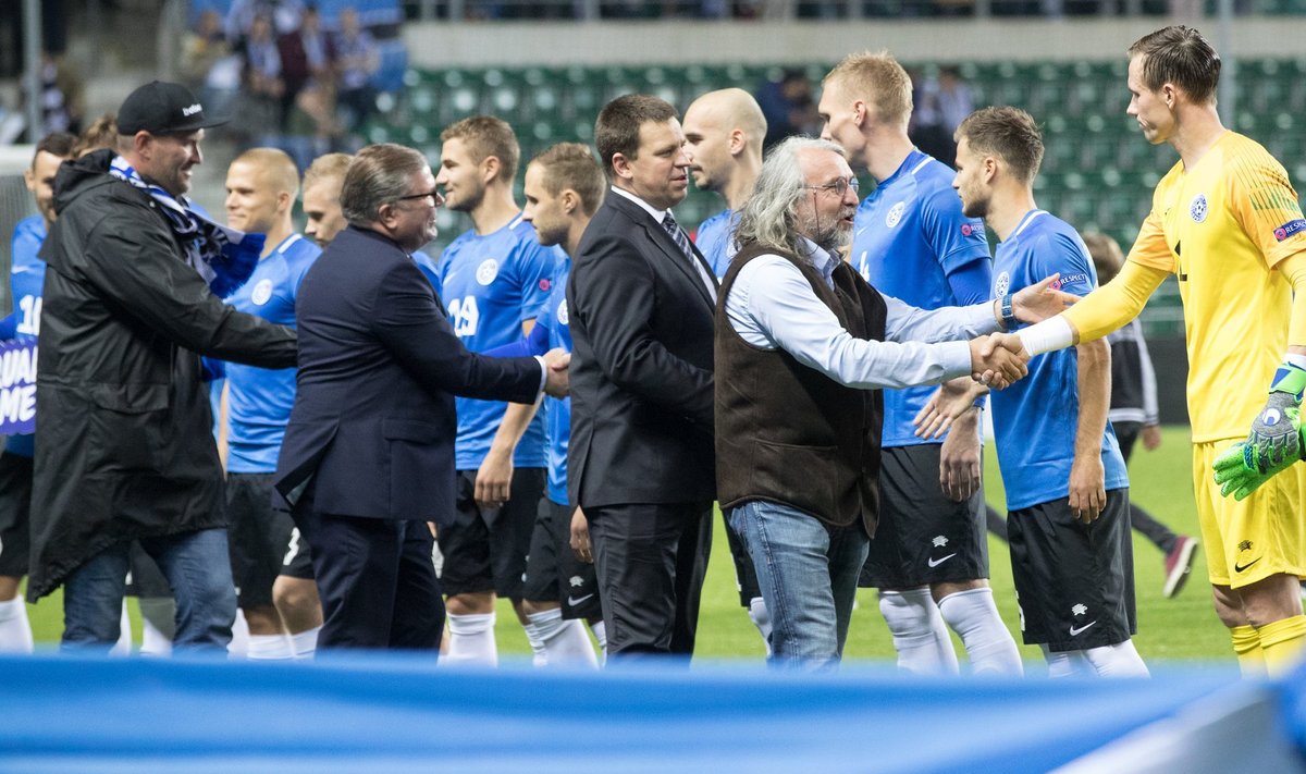 Aivar Pohlak kätleb Eesti koondise mängijaid enne mängu meie alagrupi võitja Soomega.