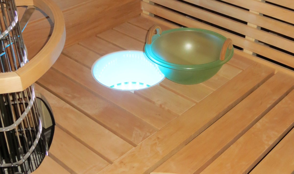 Argo saunas on valgustusega vesi helendama pandud