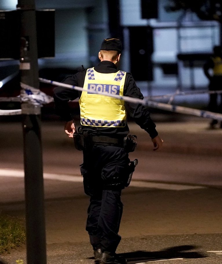 Politseinik lasti Göteborgi tänaval maha kolmapäeva õhtul kell 20.30. Politseijuhtide sõnul võis tegelik sihtmärk olla keegi teine.