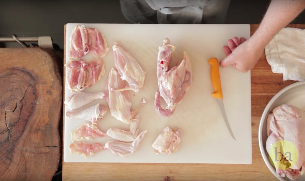 Õpi koos lihunikuga lõikama õigesti lahti tervet kana või parti.