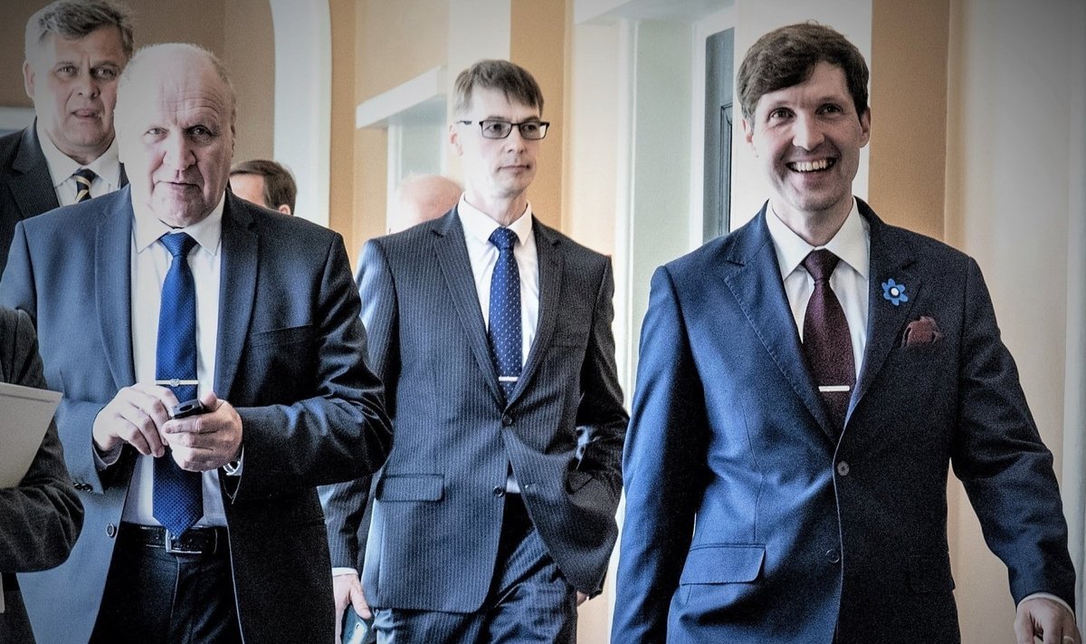 ENNE AMETIVANNET: Marti Kuusik (keskel) jõudis olla väliskaubanduse- ja infotehnoloogia minister veidi üle ööpäeva.