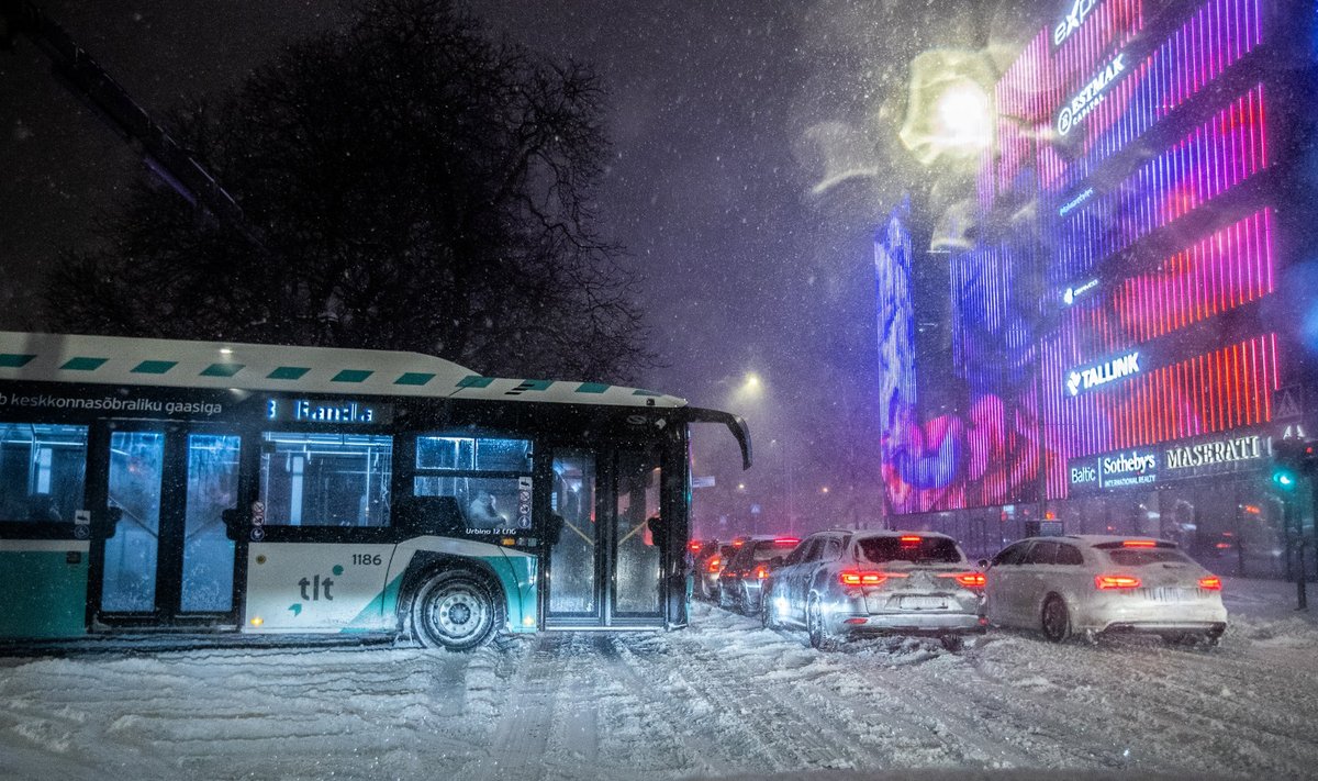 Автобус TLT в центре Таллинна