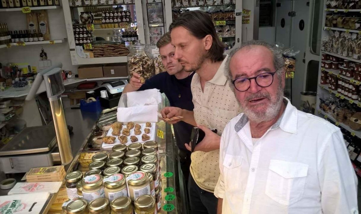Juss Lindmäe (vasakul) ja Toomas Leedu Itaalias Albas koos peakoka ja mentori Danieliga valgeid trühvleid valimas. 