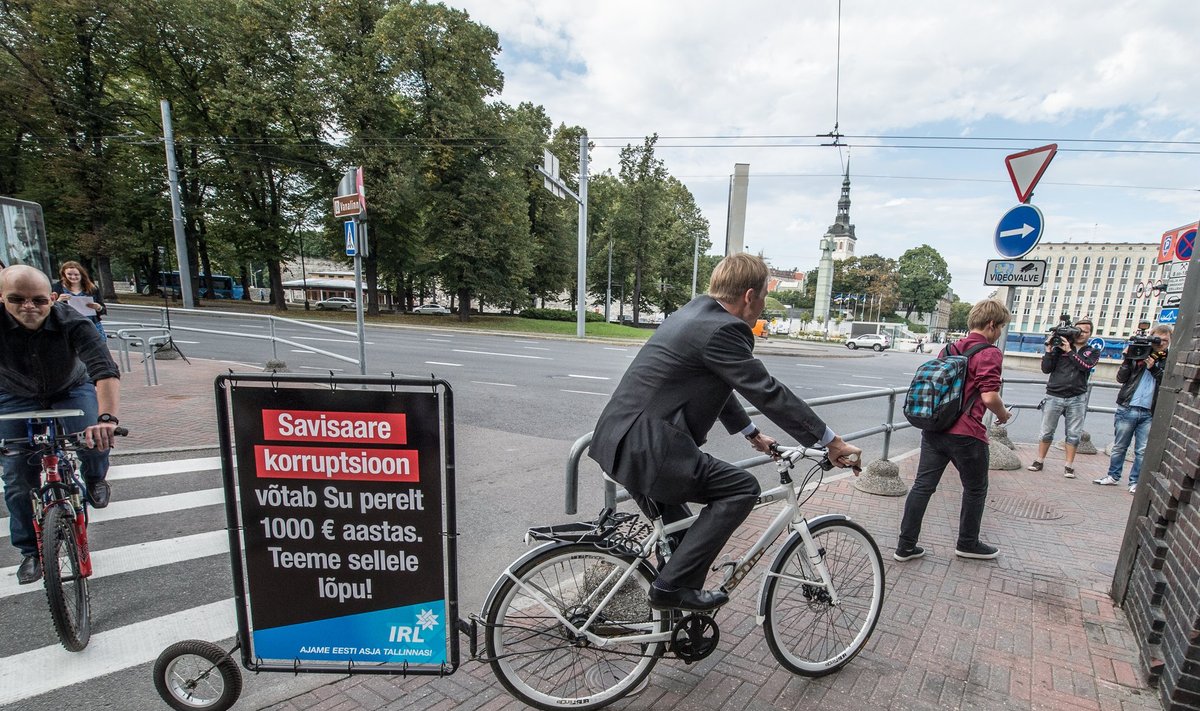 2013. aasta valimiskampaania Tallinnas. Eerik-Niiles Kross ja Tiit Riisalo linnavalitsuse ees.