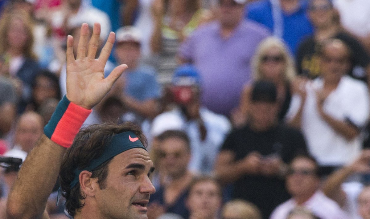 Federer of Switzerland waves to the crowd as he celebrates after defeating Kohlschreiber of Germany in their third round match at the U.S. Open Championships tennis tournament in New York