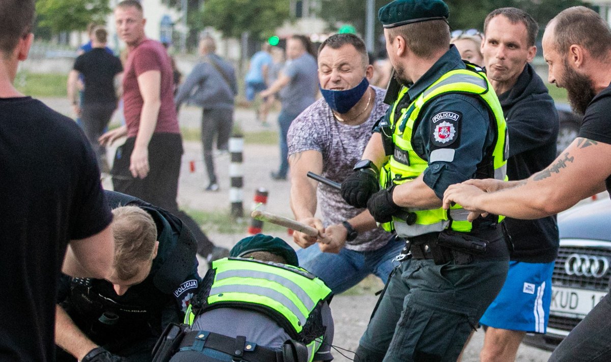 Paarsada meeleavaldajat muutusid teisipäeval Vilniuses politsei vastu agressiivseks. Viimased demonstrandid õnnestus võimudel seimi juurest ära ajada pärast südaööd.