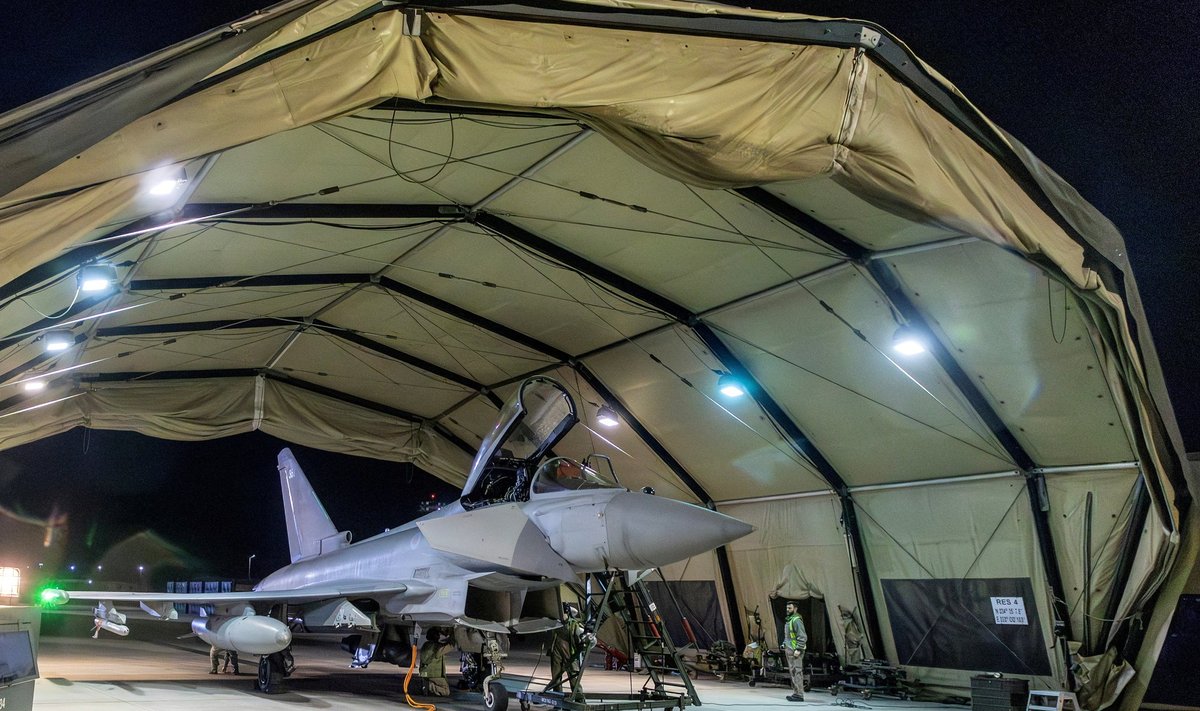 Самолет RAF Typhoon на RAF Akrotiri после нанесения ударов по военным целям в Йемене в ходе операции коалиции во главе с США, направленной против поддерживаемого Ираном ополчения Хути, которое атакует международное судоходство в Красном море, на Кипре. 12 января 2024 года.  
