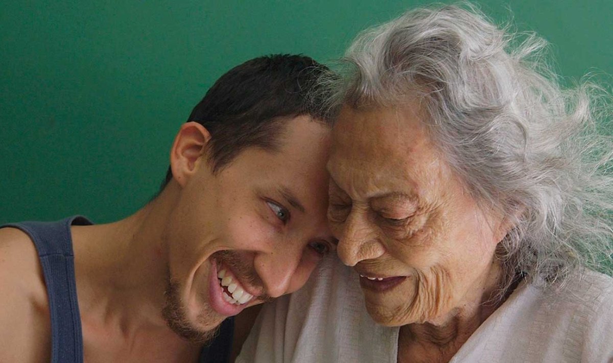 TUNDLIK JA EMOTSIONAALNE LUGU: Noored Mehhiko kutid hoolitsemas oma eaka vanaema eest.