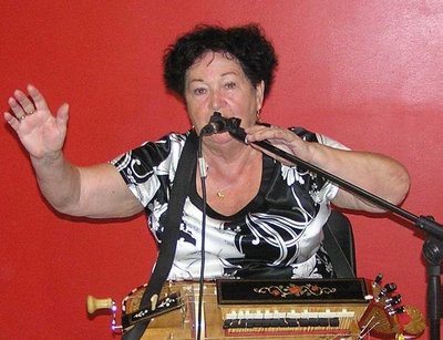 La Delphinale juhendaja Dartigolle Mireille mängis omapärast instrumenti, rataslüüra “sugulast”, mida tuli vändata ja sõrmitseda.