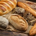 Хлебу не место на помойке: приготовьте маску для волос, чесночный хлеб или пельмени