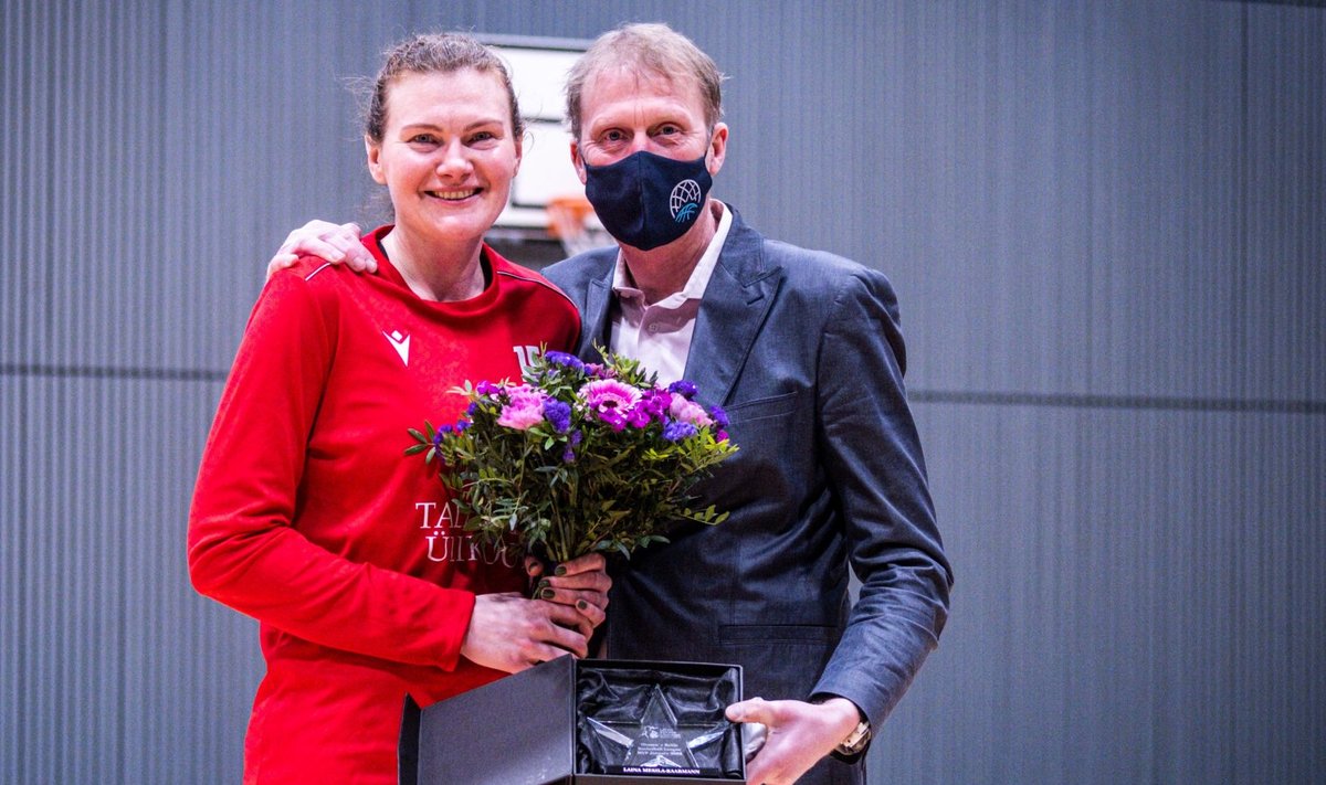 Balti liiga jaanuari kõige väärtuslikumale mängijale Laina Mesila-Kaarmannile andis auhinna üle Eesti Korvpalliliidu naiste korvpalli juht Kaarel Sibu