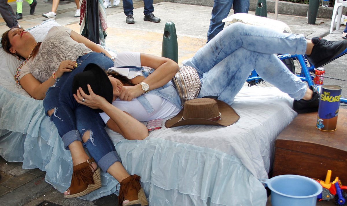Rahvusvahelisest laiskusepäevast osavõtjad Colombia Itaguis hoolega laisklemas.
