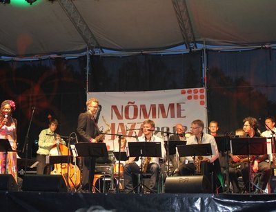Pauline Jean ja Estonian Dream Big Band festivalil Nõmme Jazz. (foto, Erki Korp)