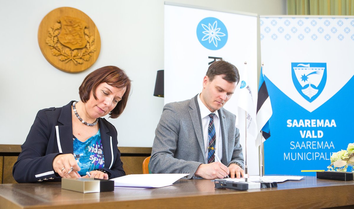 Haridus- ja teadusminister Mailis Reps ja Saaremaa vallavanem Madis Kallas vallamaja saalis ajaloolise tähtsusega kokkulepet allkirjastamas.