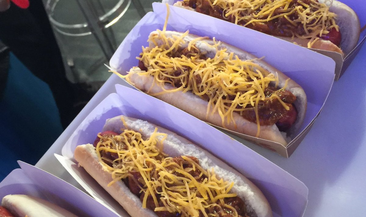 Neli hot dogi.