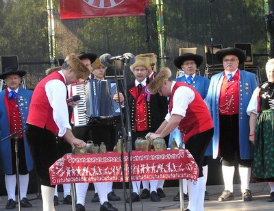 Folkloorirühm Saksamaalt musitseeris ka lehmakelladel